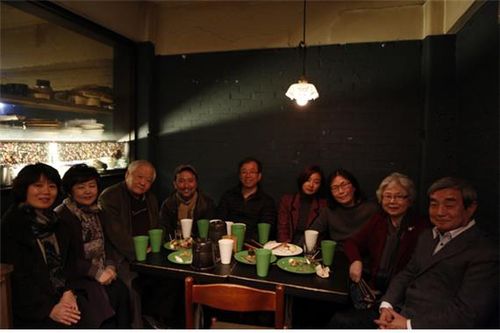 2015년 산울림 개관 30주년 기념 공연 '고도를 기다리며' 리셉션 파티필자(우측 첫번째)와 오증자 선생(우측 두 번째), 임영웅 선생(좌측 세번째).[본인제공]