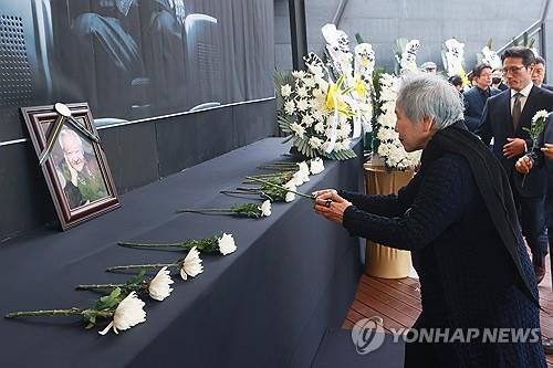 임영웅 산울림 대표 영결식 헌화 (서울=연합뉴스) 진연수 기자 = 7일 오전 서울 종로구 마로니에공원에서 열린 고 임영웅 극단 산울림 대표 연극인장 영결식에서 배우 박정자가 헌화하고 있다. 2024.5.7  jin90@yna.co.kr