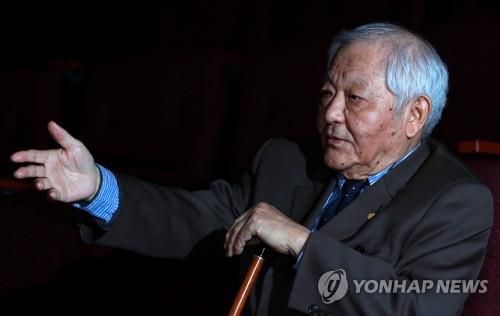 산울림 50년, 연극 연출가 임영웅 대표 (서울=연합뉴스) 홍해인 기자 = 극단 산울림 임영웅 대표가 26일 오후 서울 마포구 와우산로 산울림 소극장 객석에서 연합뉴스와 인터뷰를 하며 연극 연출 당시를 회상하고 있다.   올해로 창단 50주년을 맞은 극단 산울림은 사뮈엘 베케트 작품 '고도를 기다리며'를 5월 9일부터 6월 2일까지 명동예술극장에서 공연한다. 또한 60년 넘게 연극 인생 외길을 걸은 임 대표의 작품세계를 조명하는 전시회도 5월 7일부터 25일까지 마포아트센터에서 열린다. 2019.4.26  hihong@yna.co.kr (끝)