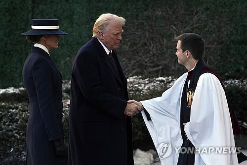 취임 당일 첫 일정으로 '대통령의 교회' 찾은 트럼프[워싱턴=AP 연합뉴스. 재판매 및 DB 금지]