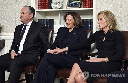 카멀리 해리스 부통령(가운데)과 남편 엠호프(왼쪽), 영부인 질 바이든 여사(워싱턴 AP=연합뉴스) 15일(현지시간) 백악관 집무실에서 바이든 대통령의 고별 연설을 듣고 있는 해리스 부통령 부부와 질 바이든 여사. 2025.01.20