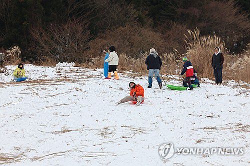 한라산에서 타는 썰매(제주=연합뉴스) 박지호 기자 = 16일 오전 제주시 어승생 삼거리 인근 목장에서 어린이들이 썰매를 타고 있다. 2025.1.16 jihopark@yna.co.kr