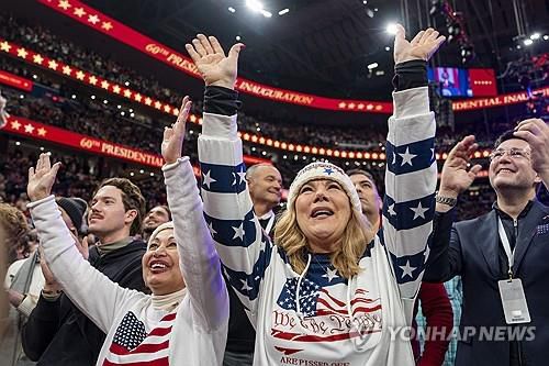 워싱턴의 체육관서 트럼프 취임식 지켜보는 지지자들[UPI=연합뉴스.재판매 및 DB금지]