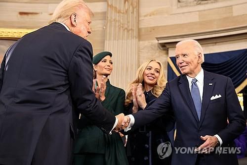 취임식에서 트럼프와 악수하는 바이든[워싱턴 로이터=연합뉴스. 재판매 및 DB 금지]