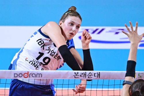 공격하는 기업은행의 빅토리아[한국배구연맹 제공. 재판매 및 DB 금지]