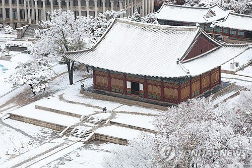 눈 내린 덕수궁(서울=연합뉴스) 김성민 기자 = 눈이 내린 27일 오전 서울 중구 덕수궁에서 관계자가 눈을 치우고 있다. 2024.11.27 ksm7976@yna.co.kr