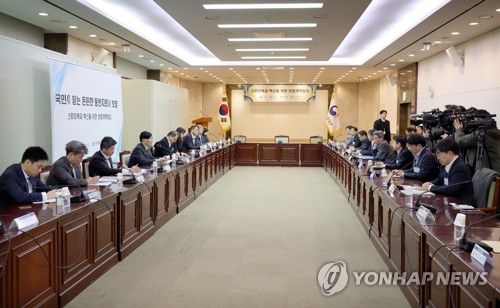 보험개혁회의 발언하는 김소영 부위원장(서울=연합뉴스) 최재구 기자 = 김소영 금융위원회 부위원장이 16일 서울 종로구 정부서울청사에서 열린 보험개혁회의에서 발언하고 있다. 2024.12.16 jjaeck9@yna.co.kr