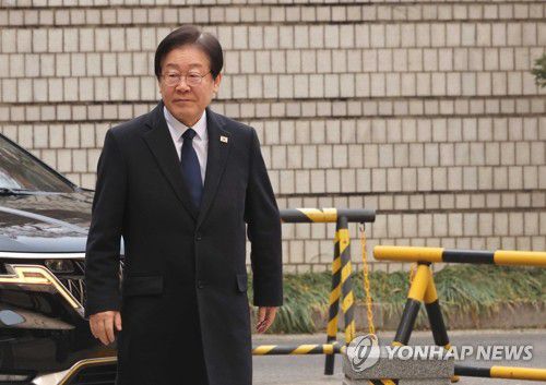 법정 향하는 이재명 대표(서울=연합뉴스) 이진욱 기자 = 더불어민주당 이재명 대표가 21일 서울 서초구 서울중앙지법에서 열린 '대장동 배임·성남FC 뇌물' 관련 1심 속행 공판에 출석하고 있다. 2025.1.21 cityboy@yna.co.kr