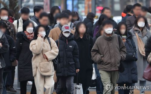 마스크 쓴 출근길(서울=연합뉴스) 이진욱 기자 = 전국 대부분 지역에서 미세먼지 농도가 '나쁨' 수준을 보인 22일 오전 서울 시청 앞 부근에서 시민들이 마스크를 쓰고 출근하고 있다. 2025.1.22 zcityboy@yna.co.kr