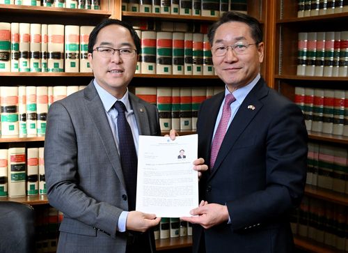 앤디 김 상원의원(왼쪽)에게 인천상륙작전 기념행사 초청장 전달하는 유정복 시장[인천시 제공. 재판매 및 DB 금지]