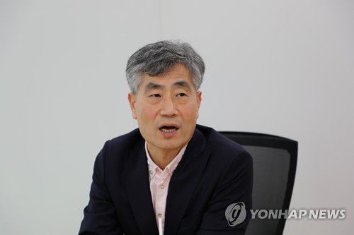 연합뉴스와 인터뷰 중인 최연혁 스웨덴 린네 대학교 정치학 교수[촬영 김수지]