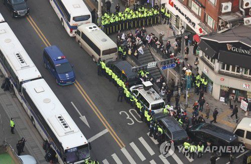 헌법재판소 나서는 윤석열 대통령(서울=연합뉴스) 이진욱 기자 = 윤석열 대통령이 지난 21일 오후 서울 종로구 헌법재판소에서 탄핵심판 3차 변론을 마친 뒤 서울구치소로 향하고 있다. 2025.1.21 cityboy@yna.co.kr
