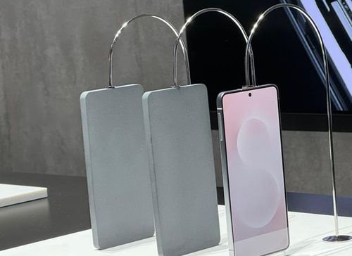 갤럭시 S25 '엣지'(새너제이[미 캘리포니아주]=연합뉴스) 김태종 특파원 = 22일(현지시간) 미 캘리포니아주 새너제이 SAP 센터에서 열린 '갤럭시 언팩 2025' 행사에서 공개된 갤럭시 S25 '엣지'. 2025. 1. 22. taejong75@yna.co.kr