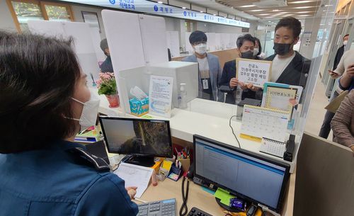 고발장 제출하는 원주시청공무원노동조합[연합뉴스 자료사진]