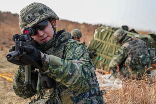 투하지역에 도착한 화물(포항=연합뉴스) 해병대1사단 킹콩여단 장병들이 23일 경북 포항 조사리 공정훈련장에 공중투하된 화물의장을 확인 및 사주경계하고 있다. 2025.1.23 [해병대1사단 제공. 재판매 및 DB 금지]