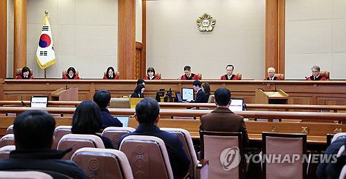 방송통신위원장 탄핵심판사건 선고기일(서울=연합뉴스) 김인철 기자 = 23일 서울 종로구 헌법재판소에서 이진숙 방송통신위원장 탄핵심판사건 선고기일 재판이 열리고 있다.     재판관석에는 정계선(왼쪽부터), 김복형, 정정미, 이미선, 문형배, 김형두, 정형식, 조한창 헌재 재판관이 참석해 있다. 2025.1.23 [공동취재] yatoya@yna.co.kr