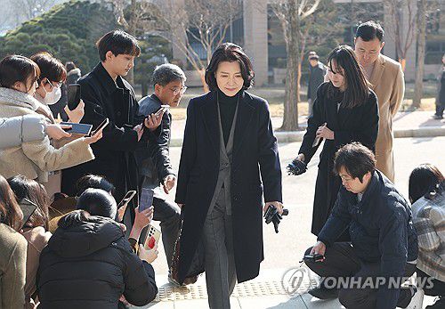 직무 복귀한 이진숙 방통위원장(과천=연합뉴스) 김성민 기자 = 헌재의 탄핵안 기각으로 직무에 복귀한 이진숙 방송통신위원장이 23일 경기 과천시 방송통신위원회에 출근하고 있다. 2025.1.23 ksm7976@yna.co.kr