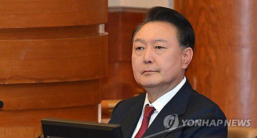 착석한 윤 대통령(서울=연합뉴스) 윤석열 대통령이 23일 서울 종로구 헌법재판소에서 열린 탄핵심판 4차 변론에 출석해 자리에 앉아 있다. 2025.1.23 [사진공동취재단] photo@yna.co.kr