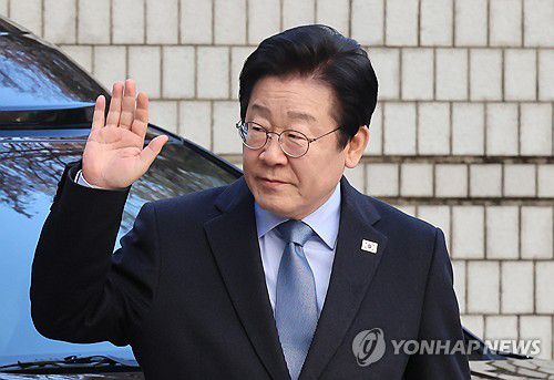지지자들에게 인사하는 이재명 대표(서울=연합뉴스) 이정훈 기자 = 더불어민주당 이재명 대표가 23일 서울 서초구 서울고등법원에서 열린 공직선거법 위반 사건 항소심 첫 재판에 출석하며 지지자들에게 인사하고 있다. 2025.1.23 uwg806@yna.co.kr