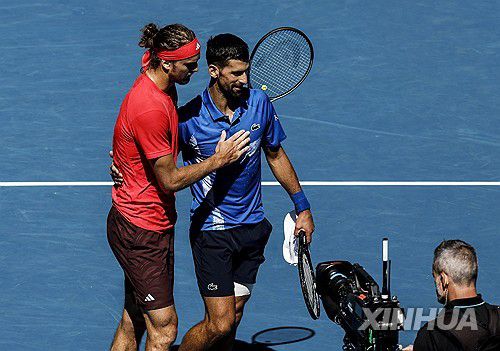 츠베레프(왼쪽)와 조코비치[신화=연합뉴스]