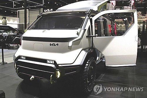 기아, '2024 LA 오토쇼' 참가(서울=연합뉴스) 기아는 21일(현지시간) 미국 캘리포니아주 로스앤젤레스 컨벤션 센터(LA Convention Center)에서 개최된 '2024 LA 오토쇼(LA Auto Show)'에서 전기차 '더 기아 EV9 GT', '더 뉴 EV6'와 함께 SUV '더 뉴 스포티지'를 북미시장에 선보였다고 22일 밝혔다. 사진은 기아 콘셉트카 PV5 WKNDR(위켄더). 2024.11.22 [기아 제공. 재판매 및 DB 금지] photo@yna.co.kr