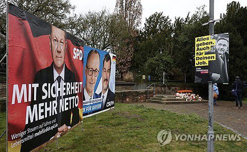 흉기난동 발생한 공원의 선거 포스터[EPA 연합뉴스 자료사진. 재판매 및 DB 금지]