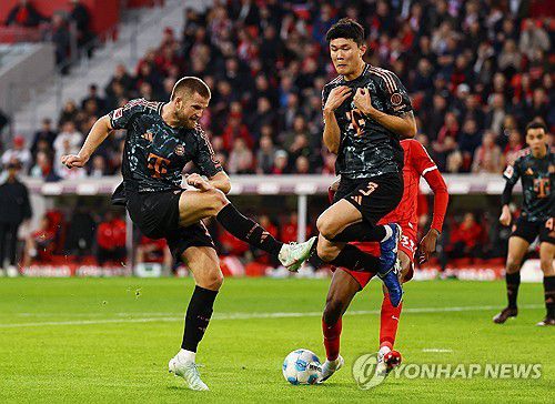 다이어 킥 피하는 김민재[로이터=연합뉴스]