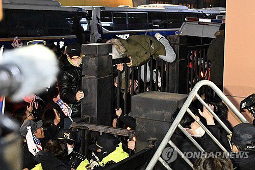 서부지법 담 넘는 윤 대통령 지지자들(서울=연합뉴스) 서대연 기자 = 내란 우두머리 혐의로 체포된 윤석열 대통령이 출석한 가운데 구속 전 피의자심문(영장실질심사)이 열린 지난 18일 서울 마포구 서울서부지법에서 윤 대통령 지지자들이 법원 담장을 넘으려 시도하고 있다. 2025.1.19 [공동취재] dwise@yna.co.kr