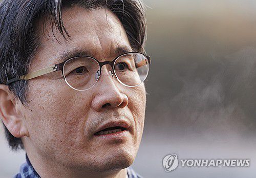 윤 대통령 수사 관련 입장 발표하는 오동운 공수처장(과천=연합뉴스) 황광모 기자 = 오동운 고위공직자범죄수사처장이 22일 오전 정부과천청사 내 공수처로 출근하다 취재진과 만나 윤석열 대통령 수사와 관련한 공수처의 입장을 밝히고 있다. 2025.1.22 hkmpooh@yna.co.kr