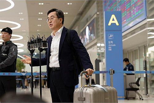 다보스포럼 일정 마치고 귀국한 김동연 경기지사(서울=연합뉴스) 다보스포럼 일정을 마친 뒤 24일 인천공항을 통해 귀국한 김동연 경기도지사가 취재진 질문에 답하고 있다. 2025.1.24 [경기도 제공. 재판매 및 DB 금지] photo@yna.co.kr