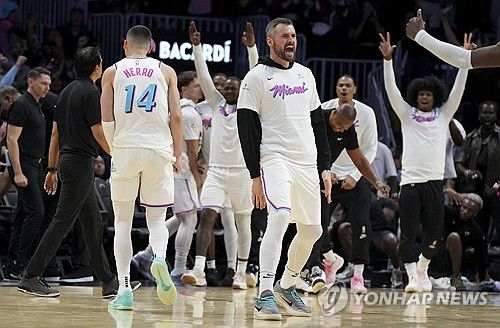 연장전 득점에 기뻐하는 마이애미 선수들[AP=연합뉴스]