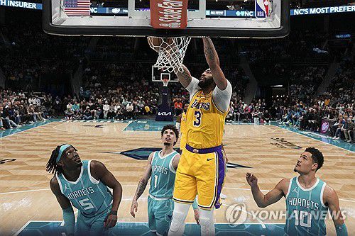 LA 레이커스 앤서니 데이비스의 덩크[Jim Dedmon-Imagn Images/로이터=연합뉴스]