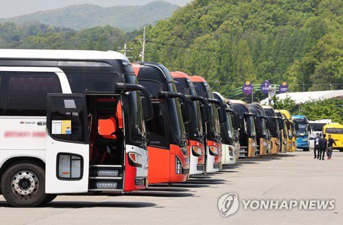 체험학습 등 단체 손님 태우고 온 관광버스[연합뉴스 자료사진으로 기사 내용과 관계없음.]