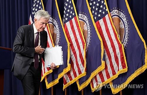 회견장을 나서는 파월 연준 의장[워싱턴 로이터=연합뉴스]