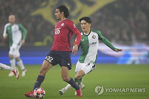 볼을 다투는 페예노르트의 황인범(오른쪽)[AP=연합뉴스]