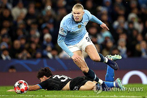 돌파하는 맨시티의 엘링 홀란[EPA=연합뉴스]