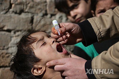 소아마비 백신 접종을 받는 아프간 어린이[신화통신 연합뉴스 자료사진. 재판매 및 DB 금지]