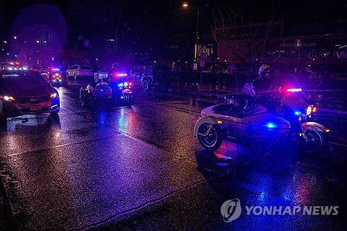 헬리콥터 탑승 군인 추정 유해 운구하는 행렬(워싱턴DC 게티이미지 AFP=연합뉴스) 2025년 1월 31일 성조기로 덮인 군인 추정 유해 운구 행렬을 경찰 모터사이클이 인도하고 있다. (Photo by Andrew Harnik / GETTY IMAGES NORTH AMERICA / Getty Images via AFP) 2025.2.1.