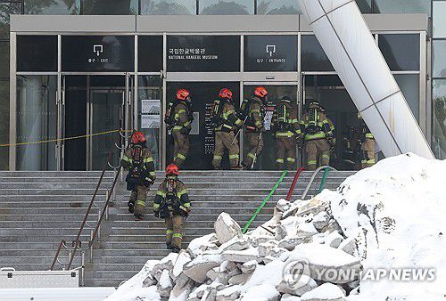 국립한글박물관 진입하는 소방대원들(서울=연합뉴스) 김성민 기자 = 1일 오전 서울 용산구 국립한글박물관에서 불이 나 소방관들이 건물로 진입하고 있다.      용산구청과 소방당국에 따르면 화재는 박물관 옥상에서 발생했으며, 많은 연기가 발생 중이다. 2025.2.1 ksm7976@yna.co.kr