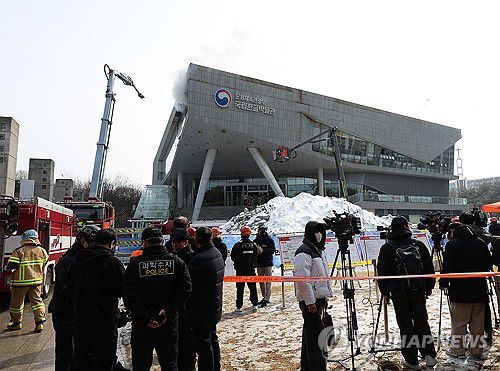 화재 진압 이어지는 국립한글박물관(서울=연합뉴스) 김성민 기자 = 1일 오전 서울 용산구 국립한글박물관에서 불이 나자 소방관들이 화재 진압을 시도하고 있다. 2025.2.1 ksm7976@yna.co.kr