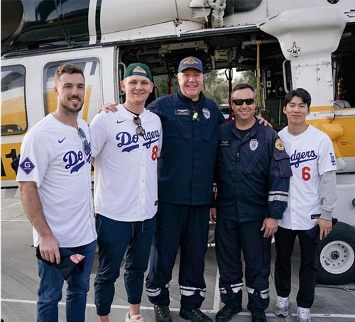 LA 지역 소방서를 방문한 김혜성(오른쪽)[로스앤젤레스 다저스 인스타그램 캡처. 재판매 및 DB 금지]