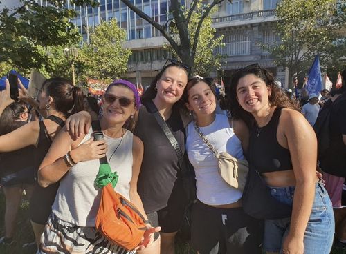 "내 인내심의 한계를 건드렸다"…반정부시위에 참여한 아르헨티나 여성들(부에노스아이레스=연합뉴스) 김선정 통신원 = 베로니카(56)는 자신의 딸 팔로마(19)와 친구의 딸들, 이아라(25)와 밀라그로스(28)와 함께 시위에 참여했다. 팔로마는 "우리 사회가 쌓아온 다양성ㆍ평등성ㆍ포용성이 후퇴하는 것 같아서 우려스럽다"라고 말했다. 2025.2.2 sunniek8@yna.co.kr