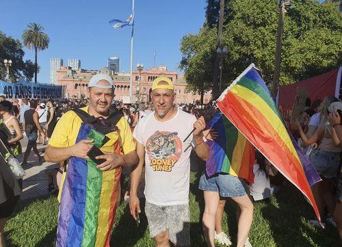 "극우 증오 연설로 생명 위협 느껴"…시위에 참여한 아르헨티나 동성애자(부에노스아이레스=연합뉴스) 김선정 통신원 = 밀레이 아르헨티나 대통령의 다보스 포럼 연설을 규탄하기 위한 시위에 참여한 리카르도(52)와 디에고(44)는 "성소수자에게 포용적이었던 우리 사회가 불과 1년 만에 극우 증오 연설로 인해 생명의 위협을 느껴야 한다는 현실이 암울하다"고 말했다. 2025.2.2 sunniek8@yna.co.kr