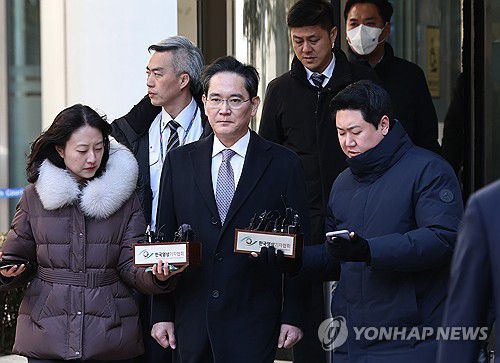 이재용 '경영권 불법승계 혐의' 항소심 무죄(서울=연합뉴스) 윤동진 기자 = 이재용 삼성전자 회장이 3일 오후 서초구 서울고법에서 열린 그룹 경영권 승계 관련 부당합병·회계부정 의혹 항소심 선고공판에서 무죄 판결을 받은 뒤 법원을 나서고 있다. 2025.2.3 mon@yna.co.kr