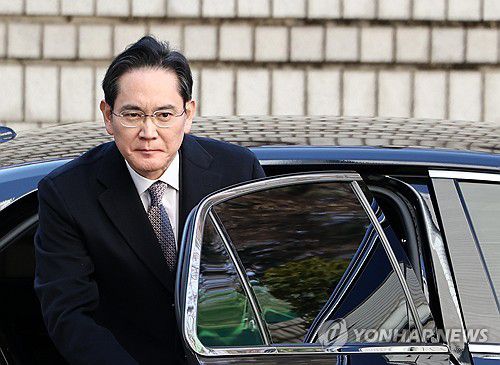 차에서 내리는 이재용 회장(서울=연합뉴스) 윤동진 기자 = 이재용 삼성전자 회장이 3일 오후 서초구 서울고법에서 열린 부당합병·회계부정 혐의 항소심 선고공판에 출석하기 위해 차에서 내리고 있다. 2025.2.3 mon@yna.co.kr