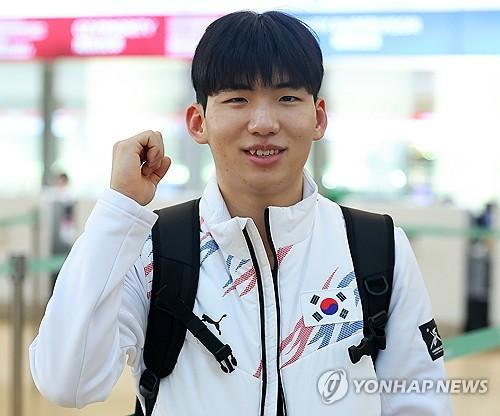 선전 다짐하는 정재원(영종도=연합뉴스) 김도훈 기자 = 2025 하얼빈 동계 아시안게임 스피드스케이팅 국가대표 정재원이 3일 오후 인천국제공항 제1여객터미널에서 출국 전 인터뷰를 마친 뒤 포즈를 취하고 있다. 2025.2.3 superdoo82@yna.co.kr