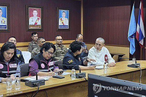 미얀마에서 구출된 중국 배우 왕싱(오른쪽)[AP 연합뉴스 자료사진. 재배포 및 판매 금지]