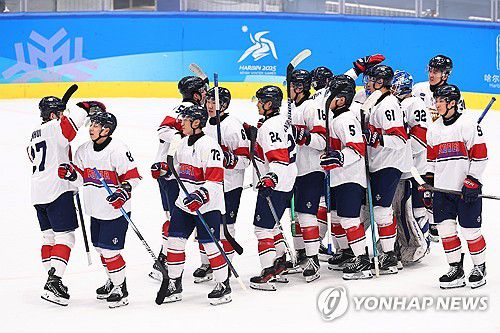 남자 아이스하키 대표팀, 중국에 6-5 승리(하얼빈=연합뉴스) 서대연 기자 = 4일 오후(현지시간) 하얼빈 아이스하키 아레나에서 열린 하얼빈 동계아시안게임 아이스하키 남자 조별예선 A조 대한민국과 중국의 경기.     6-5로 승리한 우리나라 대표팀 선수들이 자축하고 있다. 2025.2.4 dwise@yna.co.kr