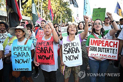 두테르테 부통령 탄핵 지지 시위대(마닐라 AFP=연합뉴스) 5일(현지시간) 필리핀 마닐라 의회 앞에서 세라 두테르테 부통령의 탄핵을 지지하는 시위가 열렸다. 2025.02.05