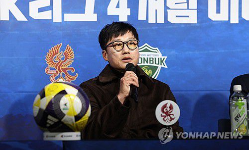 각오 밝히는 이정효 광주FC 감독(서울=연합뉴스) 김인철 기자 = 이정효 광주FC 감독이 5일 서울 종로구 축구회관에서 열린 2024-25 아시아축구연맹 챔피언스리그(ACL) 참가 K리그 4개팀 미디어데이에서 각오를 밝히고 있다. 2025.2.5 yatoya@yna.co.kr